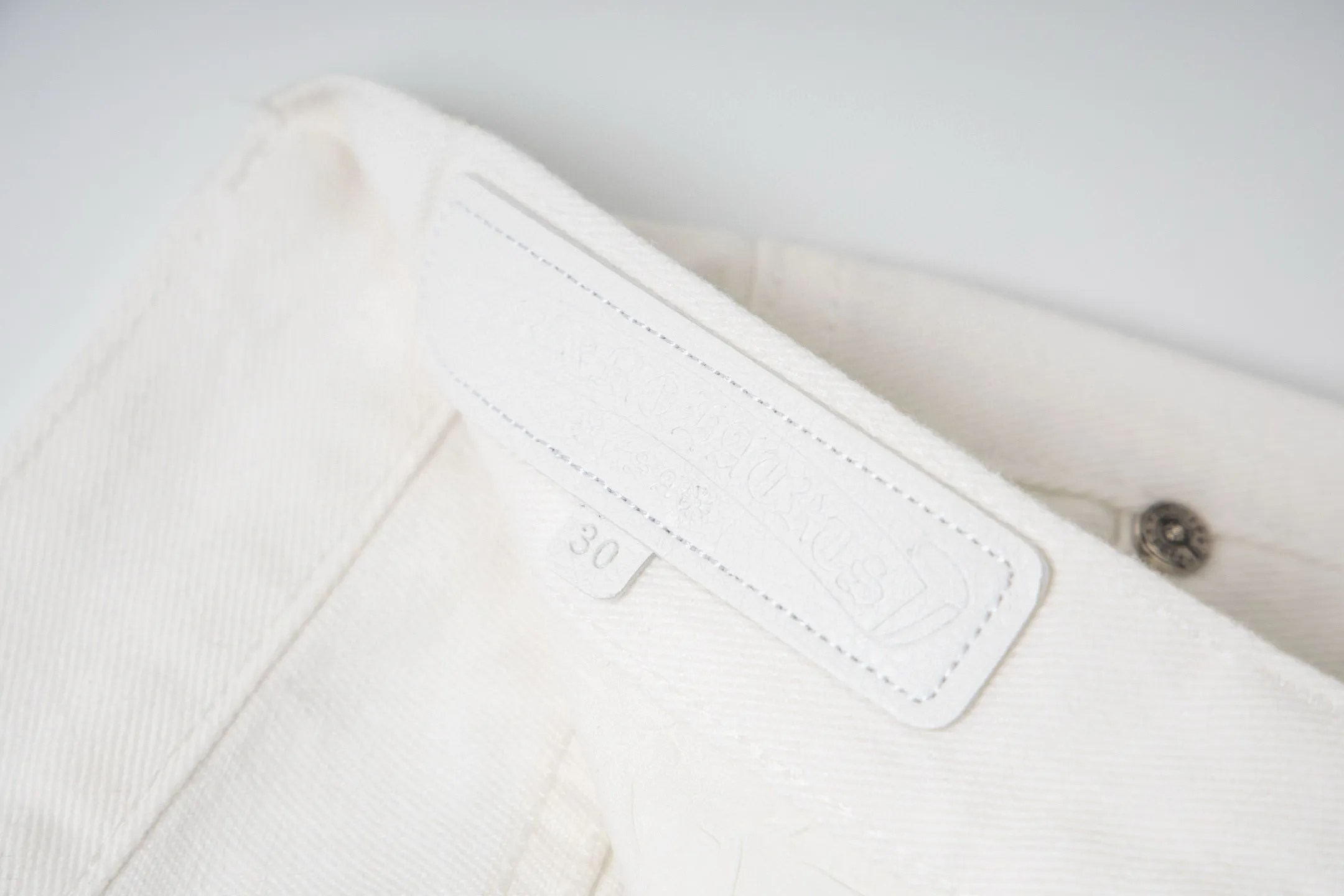 P230 💰 (Top version) Chrome Hearts/Chrome Hearts Classic white powder series colored leather cross washed color cloth unisex denim trousers Vibe style straight stacked god-level version Carbon fine bias denim color cloth Old vintage full set of hardware - Chrome Hearts white cow series The high version uses high-ounce customized fabrics, fermentation washing and soft color fixation, soft and thick to wear, the details are all made by hand-polished craftsmanship, all-over printed jacquard fabric Unique design style. Through multiple processes to create a full retro feel. Unique niche non-contrast shirt. Customized distressed spray-painted buttons. Craftsmanship in every detail. Color: white powder. Size: 28-30-32-34 (corresponding to S-M-L-XL)
